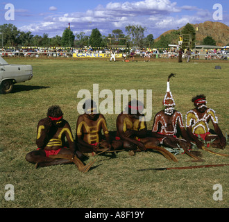 Geographie / Reisen, Australien, Menschen, Aborigines treffen in Alice Springs, Aborigines, Gruppe, sitzend, bemalt, Stockfoto