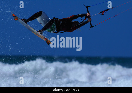 Weibliche Kitesurfer in Aktion im Watergate Bay, Cornwall Stockfoto