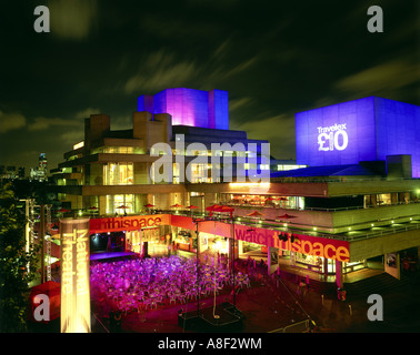 Geographie/Reisen, Großbritannien, London, Theater/Theater, Royal National Theatre, Außenansicht, Baujahr: 1969 - 1976, Nachtaufnahme, Additional-Rights - Clearance-Info - Not-Available Stockfoto
