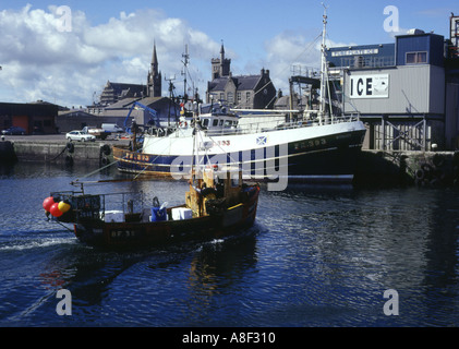 Dh Eis Lader quay Hafen FRASERBURGH ABERDEENSHIRE kleines Fischerboot Schottland boote Fischindustrie lokale an der Küste im Vereinigten Königreich Stockfoto