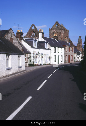 dh Sweetheart Abbey NEUE ABBEY DUMFRIES Hauptstraße kreuzförmige Kirche roten Sandstein Devorguilla Balliol galloway Dorf Stadt Stockfoto