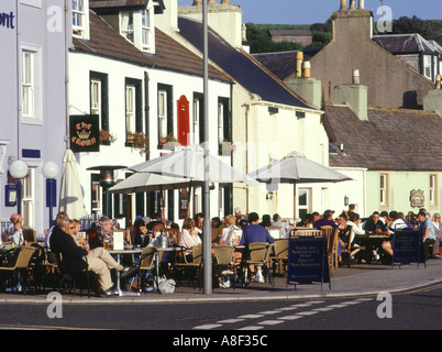 dh Public House PORTPATRICK DUMFRIES Schottland Sommer trinkt am Abend außerhalb Pub trinken uk Dining Touristen Crown Hotel Stockfoto