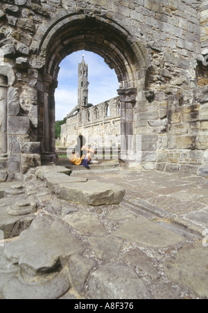 dh Cathedral ST ANDREWS FIFE Historische Touristen besuchen Schottland Mädchen Ruinen Menschen uk Tourist historische Ruine historische Teenager allein Frau Stockfoto