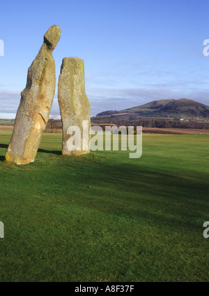 dh Standing Stones LUNDIN VERBINDET FIFE SCOTLAND Stones mit Golf Kurs und Largo Law Hill Stockfoto
