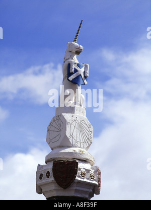 dh Mercat Cross Market INVERKEITHING FIFE Schottisches Einhorn mit Schild mit schottischer Flagge und Sonnenuhr auf den Sonnenuhren der Statue Stockfoto