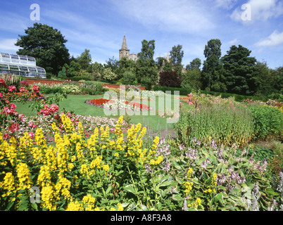 dh Pittencrieff Park DUNFERMLINE FIFE Scottish Flower Gardens und Dunfermline Abbey Blumen Sommer schottland Garten Stockfoto