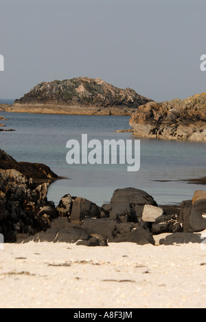 Weiße Sandstrände und kristallklaren Wasser des Meeres häufig gesehen an einem sonnigen Tag auf den Inseln der inneren Herbrides Stockfoto
