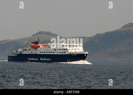 Caledonian MacBrayne Auto/Passagier Fähre auf dem Weg auf der Sound of Mull zu einer Insel der Inneren Hebriden Stockfoto