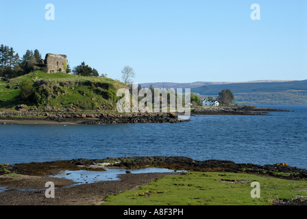 Die Ruinen des 13. Jahrhunderts Aros Burg auf den Mull Küste mit Blick auf den Sound of Mull.  Die Burg wurde von der MacDonalds erbaut. Stockfoto