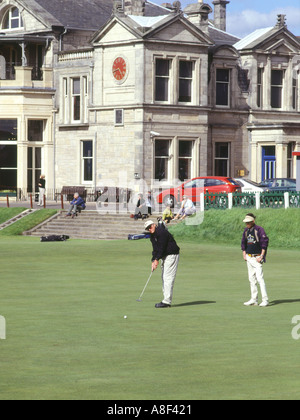 dh Royal Ancient Old Course ST ANDREWS FIFE Scottish Club Golfer Putting 18. Loch 18 achtzehnten grünen Golfer uk Golf schottland Stockfoto