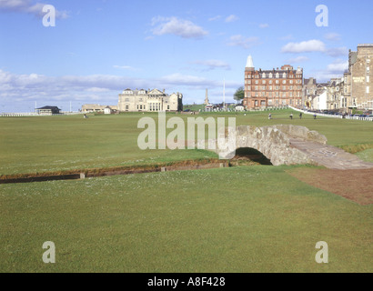 dh Golf ST ANDREWS FIFE Eighteenth Fairway Royal Ancient 18 old links course 18th Svilcan Bridge scotland Stockfoto