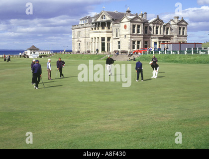 dh Royal Ancient Course ST ANDREWS FIFE Golfer setzen auf achtzehnten grünen alten Clubhaus 18th schottland Golf Stockfoto