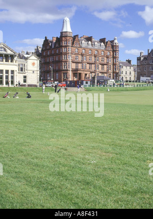 dh Royal and Ancient Course ST ANDREWS FIFE traditionelle schottische Golfer erster Abschlag alte Golfplätze Hotel berühmter 1. Loch uk Golf Club Links schottland Stockfoto