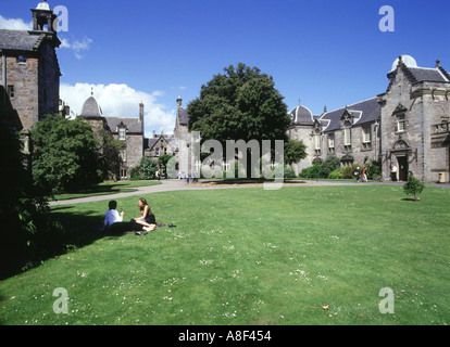 dh St Marys College ST ANDREWS FIFE Quandrangle Menschen sitzen Auf Gras schottland st andrew Frauen schottische Universität Stockfoto