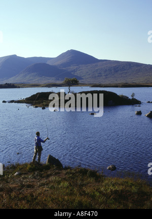 dh Lochan na h Achlaise RANNOCH MOOR ARGYLL Angler Gießen Fliegenfischen Linie in loch schottland lochs Highlands Mann Stockfoto