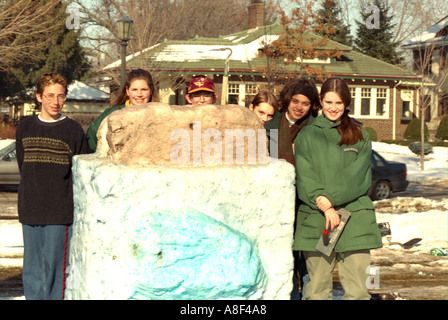 Winter-Karneval-Schnee-Bildhauer Alter 18 Angeberei letzte Stück. St Paul Minnesota USA Stockfoto