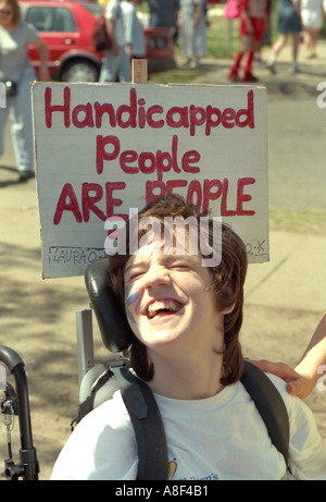 Sind Mädchen 14 May Day Parade mit behinderten Menschen zu unterzeichnen. Minneapolis Minnesota USA Stockfoto