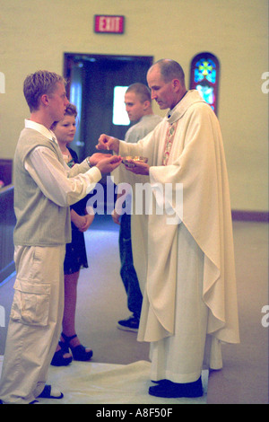 Gäste Alter 28 & 55 unter Kommunion bei Trauung. St Paul Minnesota USA Stockfoto