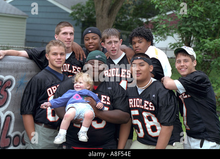 Fußball Team 16 Jahre halten Baby bei Parktacular Parade. St Louis Park, Minnesota USA Stockfoto