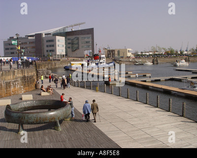 Der Schlepper in Cardiff Bay mit dem Gebäude im Hintergrund Cardiff South Wales GB UK 2003 NCM festgemacht HMRT Golden Cross Stockfoto