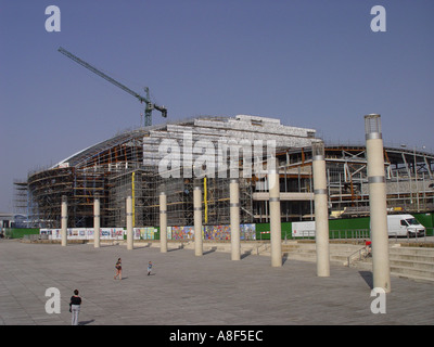 Das neue Millennium Centre wird in der Nähe des Oval Basin in der Bay Area in der Stadt Cardiff Wales GB UK 2003 gebaut Stockfoto