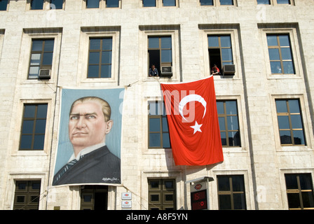 Portrait von Kemal Atatürk auf Gebäude der türkischen Radio- und Fernsehanstalt oder TRT, Istanbul, Türkei Stockfoto