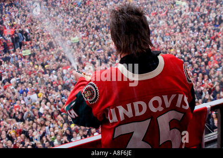 Henrik Lundqvist poring Champagner auf Masse Stockfoto
