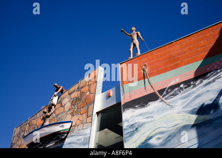 Maritime Statuen und Boot Wandbild auf einem Gebäude in Puerto Santiago-Teneriffa-Spanien Stockfoto