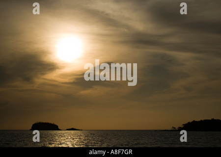 Mariela s Inselchen bei Sonnenuntergang vor der Insel Isabela Galapagos Ecuador Stockfoto