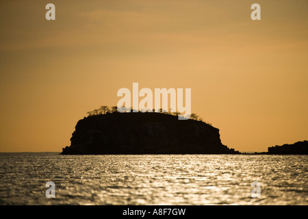 Mariela s Inselchen bei Sonnenuntergang vor der Insel Isabela Galapagos Ecuador Stockfoto