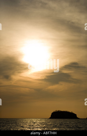 Mariela s Inselchen bei Sonnenuntergang vor der Insel Isabela Galapagos Ecuador Stockfoto