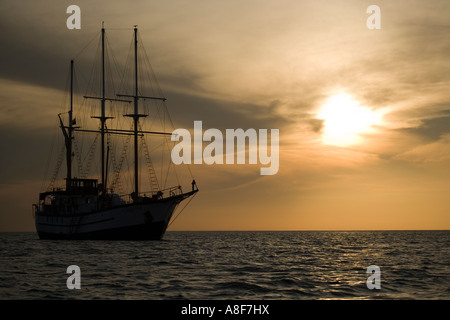 Ein Segelboot namens Sagitta bei Sonnenuntergang vor der Insel Isabela Galapagos Ecuador Stockfoto