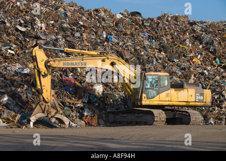 Ein Haufen Schrott bereit für recycling, mit ruhenden Maschinen im Vordergrund Stockfoto