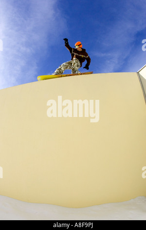 Snowboardern schiebt sich eine Wand. Stockfoto