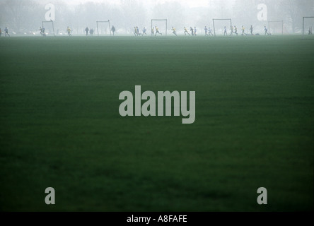 Ein Amateur Sunday League Fußballspiel mit Morgennebel auf Sümpfe Hackney, London, UK. Stockfoto