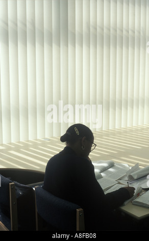 Ein Student bei der Arbeit in der Bibliothek der Hackney Community College, London. Stockfoto