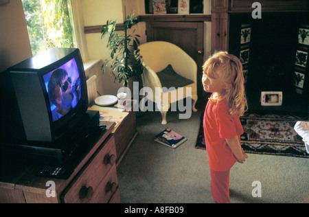 Ein junges Mädchen Uhren Liam Gallagher Rockband Oasis auf den Pops im elterlichen Fernsehen. Stockfoto