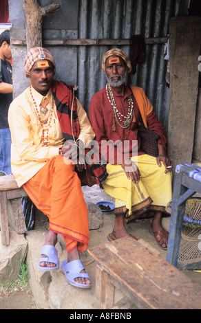 Zwei ambulante Reisende aus Indien ruht in einem lokalen Restaurant in Khudi Dorf Nepal Stockfoto