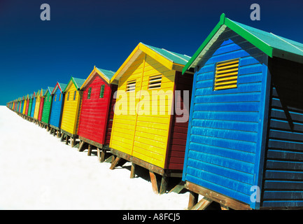 bunten Strandhäuschen am Strand, Muizenberg, Kapstadt, Südafrika Stockfoto