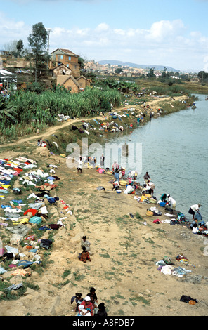 Wäsche waschen am Ufer des Flusses in Antananarivo Madagaskar Stockfoto