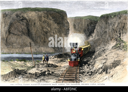 Central Pacific Personenzug durch einen Canyon in Nevada 1869 vorbei. Hand - farbige Holzschnitt Stockfoto