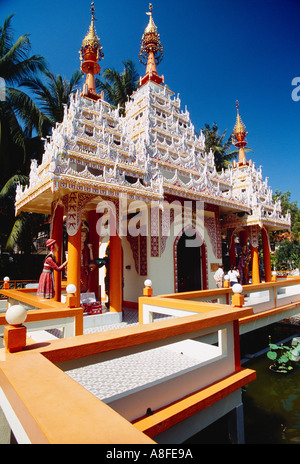 MALAYSIA Penang Island Georgetown Dharmikarama birmanischen Tempel außen mit kunstvoll geschnitzten Dach und Statuen und Besucher außerhalb Stockfoto