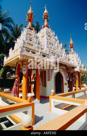 MALAYSIA Penang Island Georgetown Dharmikarama birmanischen Tempel Exterieur mit kunstvoll geschnitzten Dach und Statuen. Stockfoto