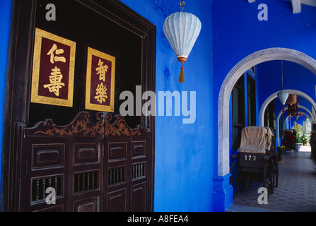 MALAYSIA Penang Georgetown Cheong Fatt Tze Blue Mansion restaurierte chinesische Handelshaus mit Rikschas unter gewölbten Terrasse Stockfoto