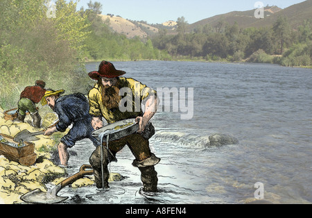 Prospector Goldwaschen in der Nähe von Sutters Mühle im American River in Coloma Kalifornien. Hand - farbige Holzschnitt mit einem Foto des American River Stockfoto