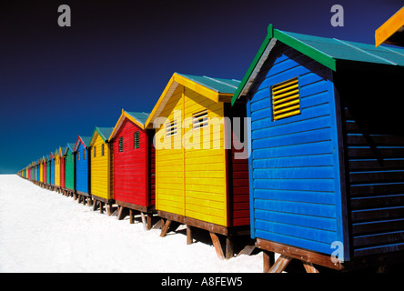 bunten Strandhäuschen am Strand, Muizenberg, Kapstadt, Südafrika Stockfoto