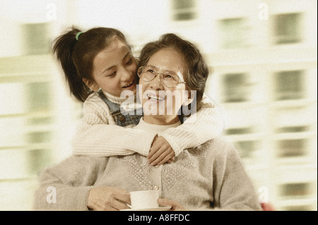 Porträt einer Großmutter umarmen Enkelin Stockfoto
