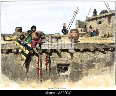 Indianerin dekorieren Töpferei auf dem Dach eines Pueblo Indian Village New Mexico. Hand - farbige Holzschnitt Stockfoto