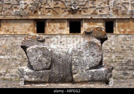 DER THRON DER BEIDEN VORANGEGANGEN JAGUAR IN UXMAL-YUCATAN-MEXIKO Stockfoto