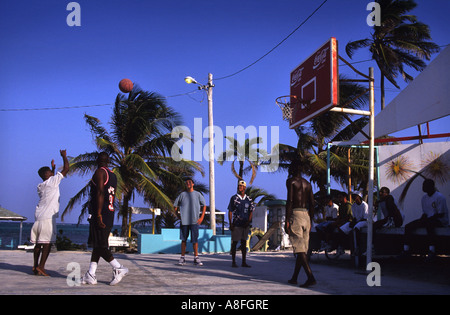 JUNGE MÄNNER SPIELEN BASKETBALL AUF AMBERGRIS CAYE BELIZE Stockfoto